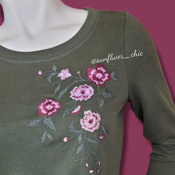 [NEW] Westport Brand Embroidered Flower Sweater - Picture 11 of 14